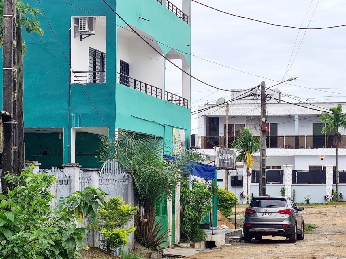 L'Immeuble Queen M.N.M Douala Exterior foto